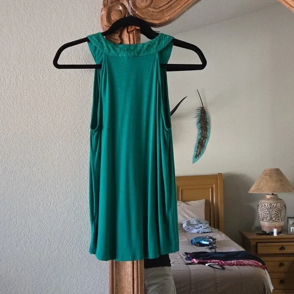 Cable & Gauge Green Embroidered Yoke Tank Top EUC - Picture 3 of 6